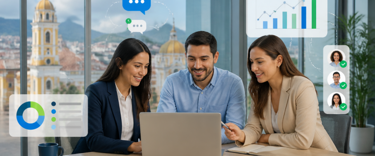 Equipo empresarial revisando una plataforma de SMS masivos y comunicaciones multicanal.